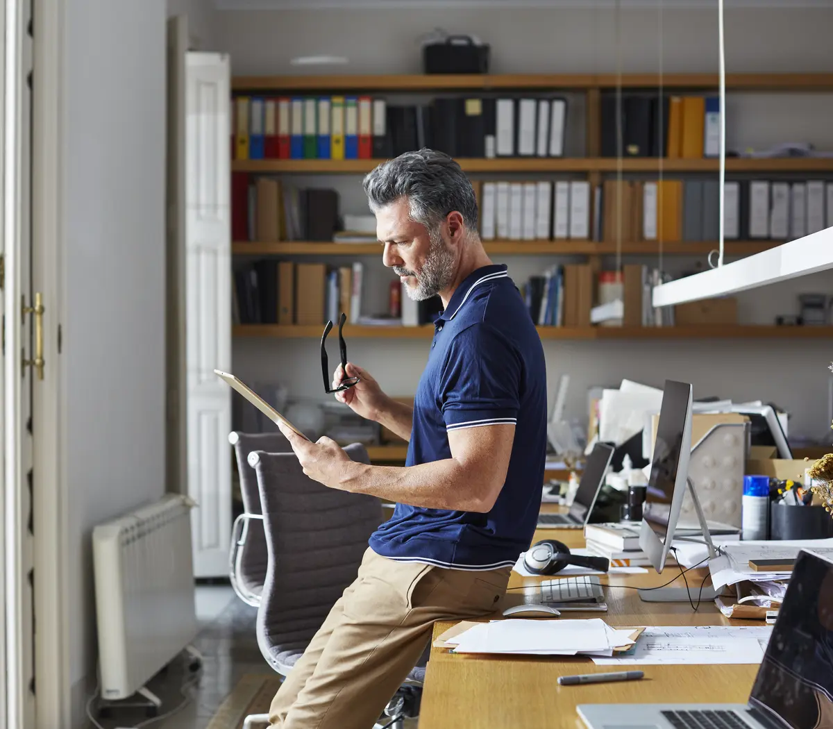 Un gestionnaire d'actifs examinant des documents dans les bureaux d'Amundi.