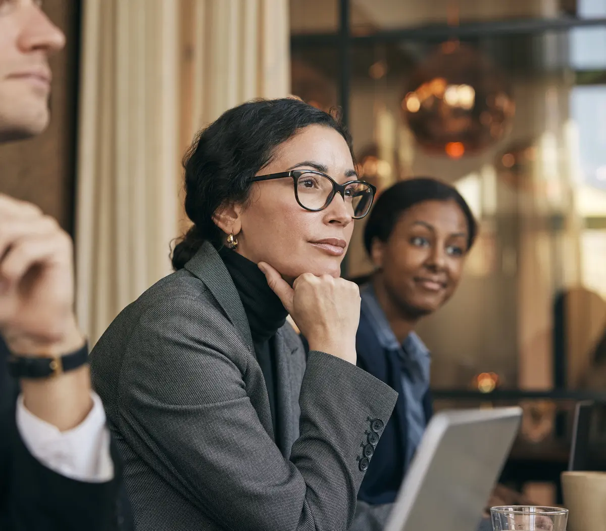 Trois professionnels en réunion, attentifs à la présentation des RH sur le CET.