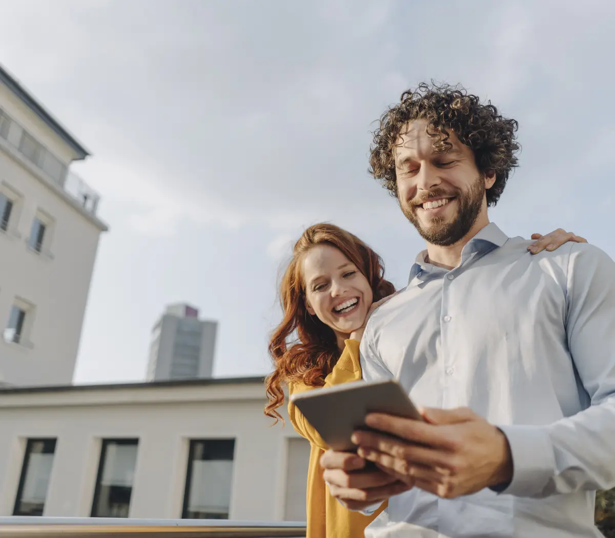 Couple qui sort d'une visite d'appartement et qui regarde la situation de son épargne salariale.