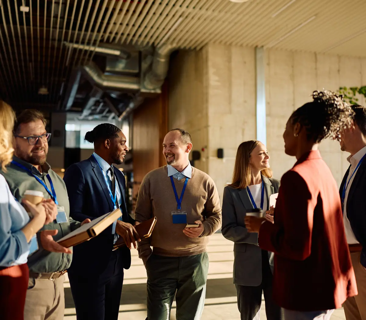 Professionnels de l'investissement discutent dans les bureaux d'Amundi.
