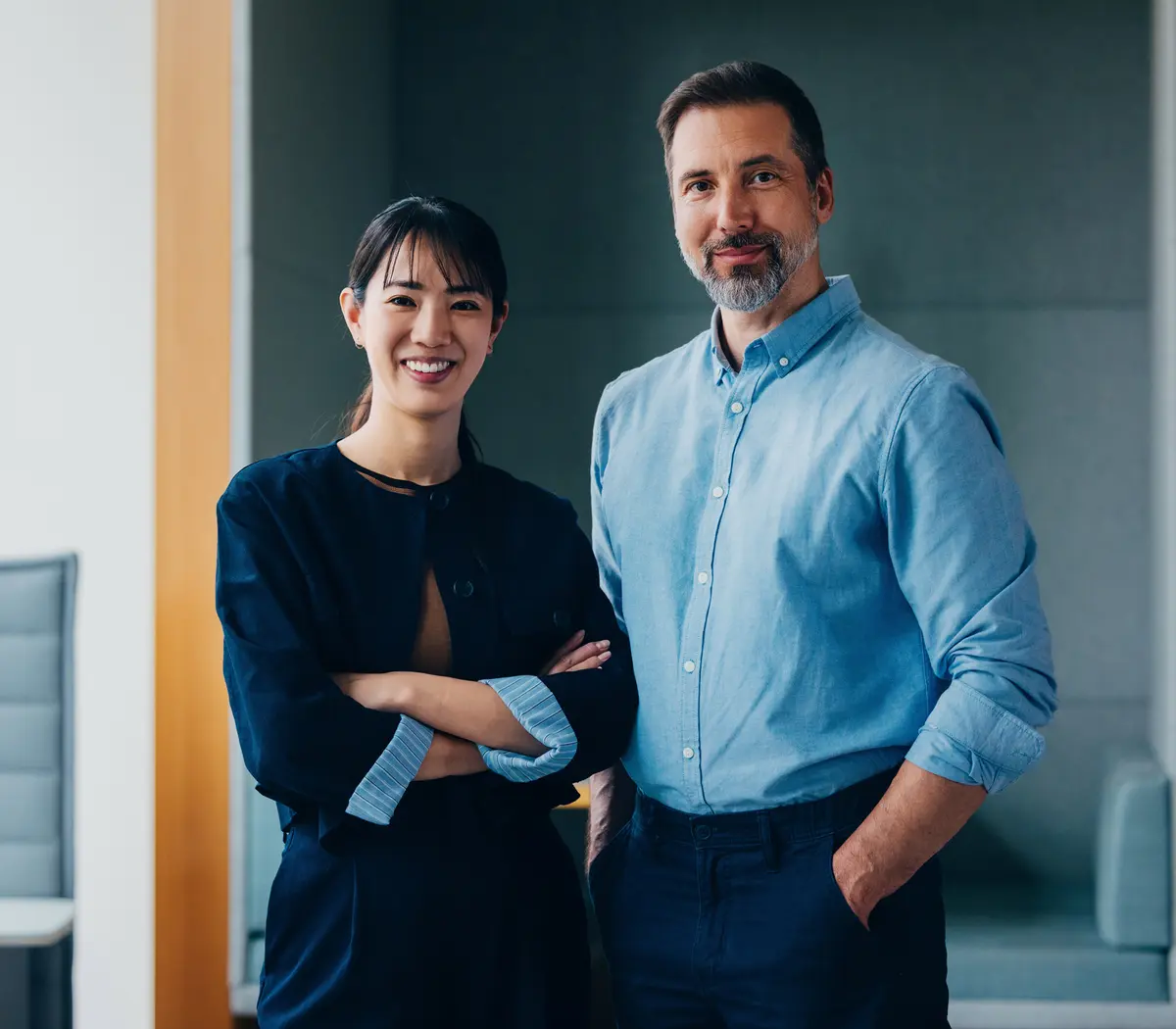 Deux experts financiers se tenant debout dans les bureaux d'Amundi.