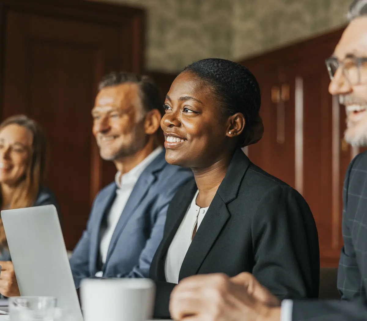 Groupe de salariés en réunion de travail.