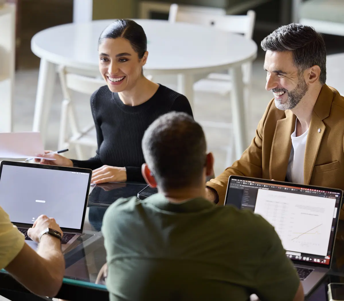 Réunion de travail entre quatre collaborateurs.