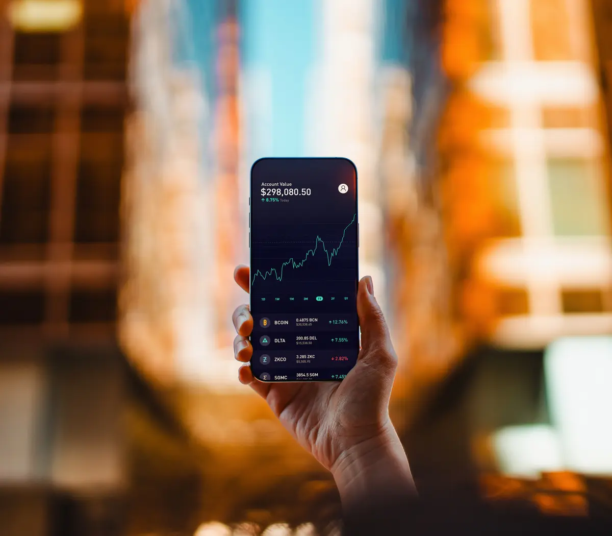 Un expert en finance tient un smartphone affichant une courbe de croissance financière.