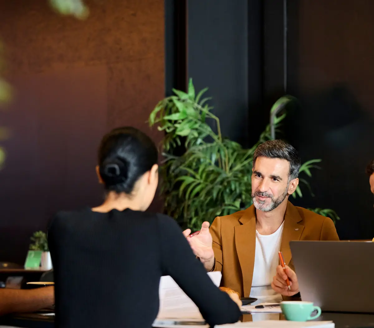 Groupe de quatre salariés en réunion de travail.