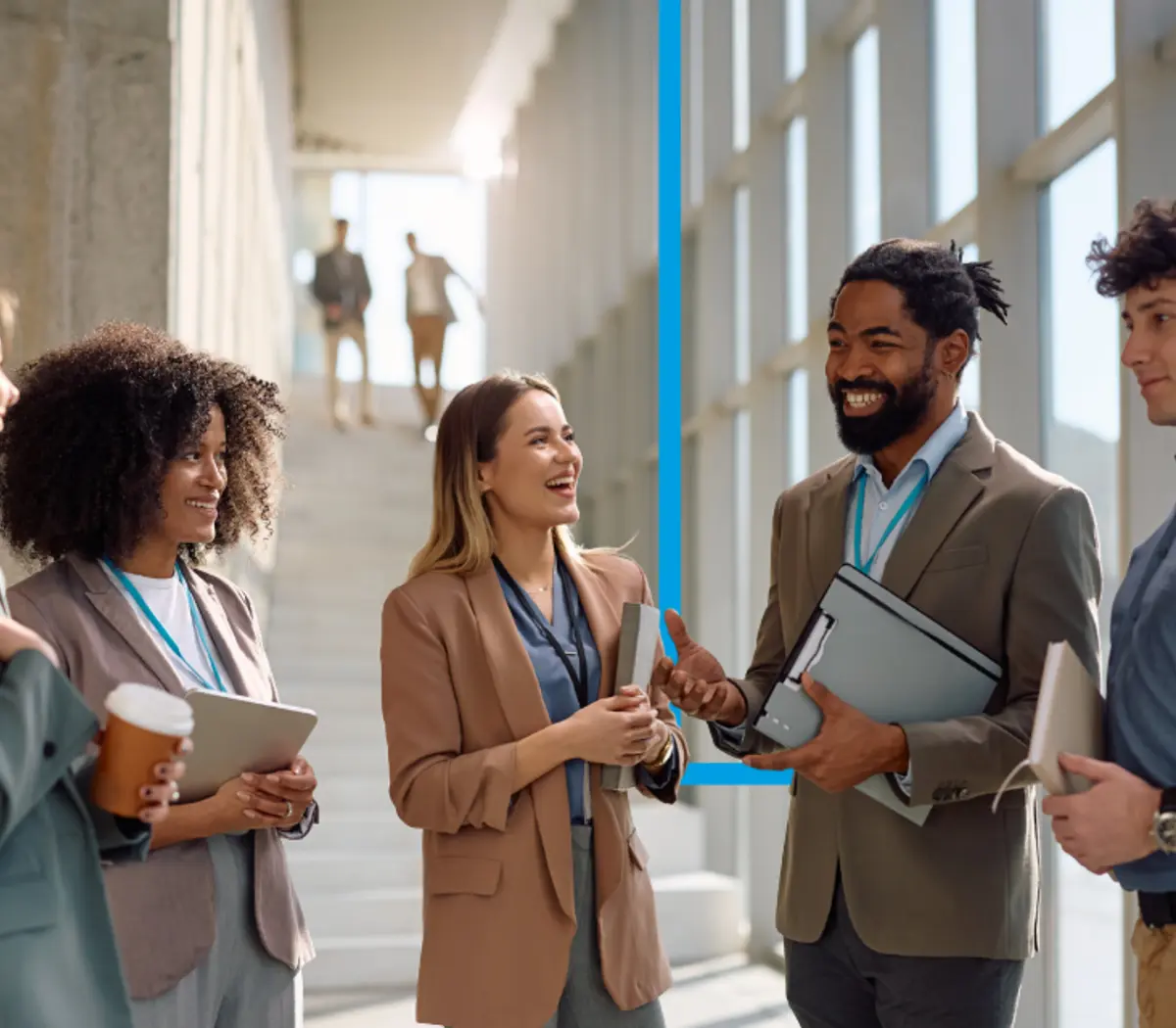 Cinq collaborateurs, échangent dans les bureaux d'Amundi.