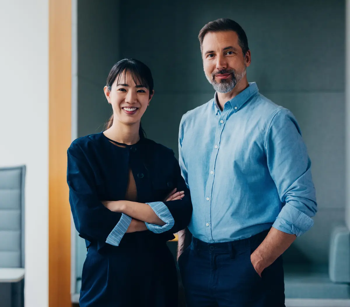 Deux experts en gestion d'actifs souriants dans les bureaux d'Amundi.