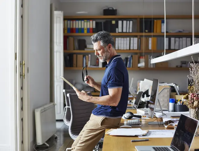 Un gestionnaire d'actifs examinant des documents dans les bureaux d'Amundi.
