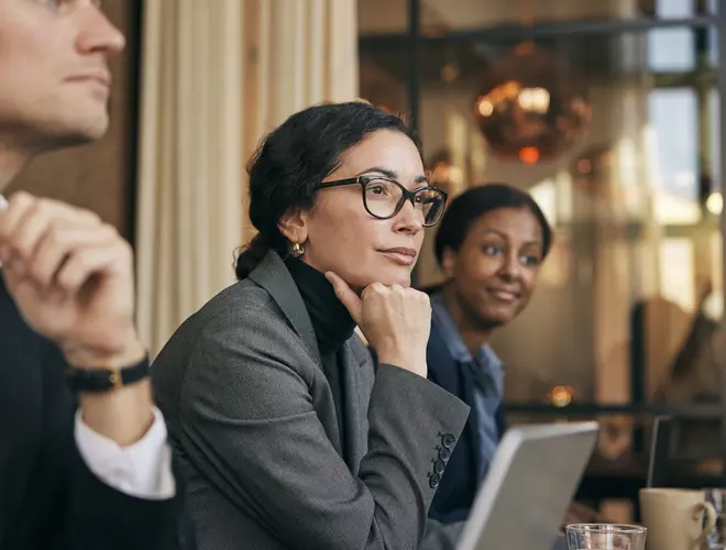 Trois professionnels en réunion, attentifs à la présentation des RH sur le CET.
