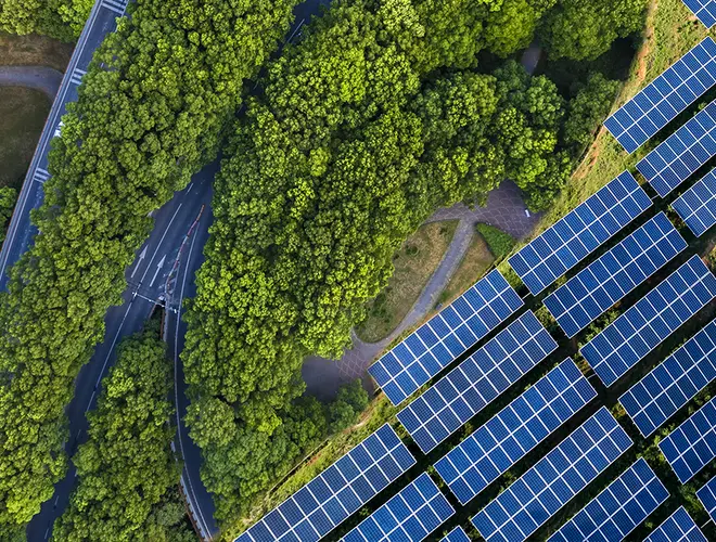 Panneaux solaires sur un terrain verdoyant, symbole d'investissement durable en gestion d'actifs.