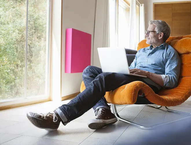 Expert en gestion d'actifs dans un fauteuil, travaillant sur un ordinateur dans un bureau lumineux.