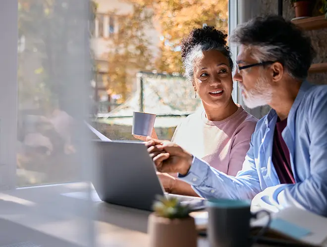 Deux experts financiers discutent des investissements dans les bureaux d'Amundi.