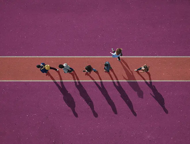 Illustration de silhouettes d'experts financiers marchant sur une piste rose.