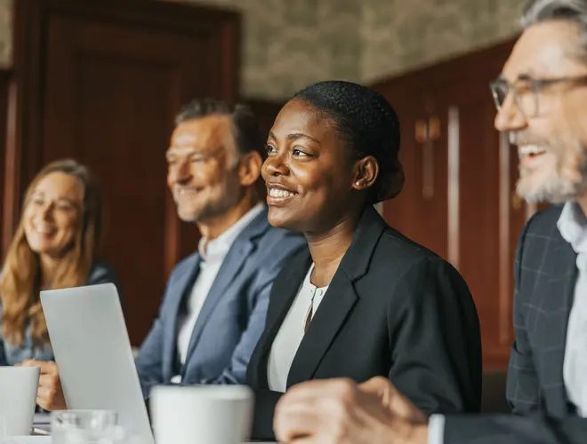 Groupe de salariés en réunion de travail.