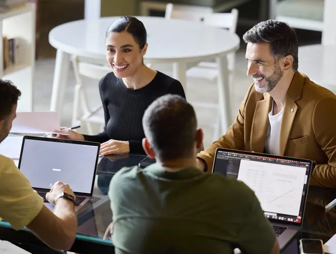 Réunion de travail entre quatre collaborateurs.