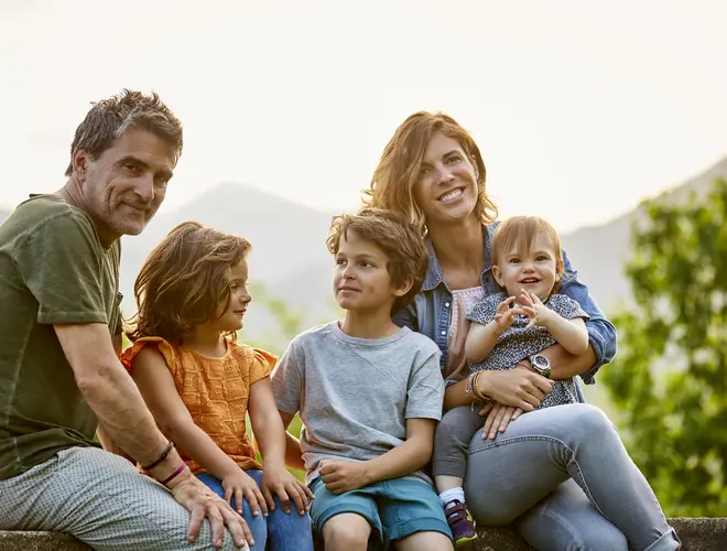 Famille avec plusieurs enfants dans la nature, représentant l'avenir.
