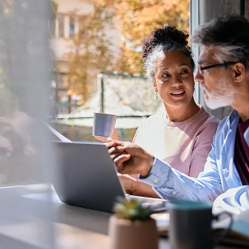 Deux experts financiers discutent des investissements dans les bureaux d'Amundi.