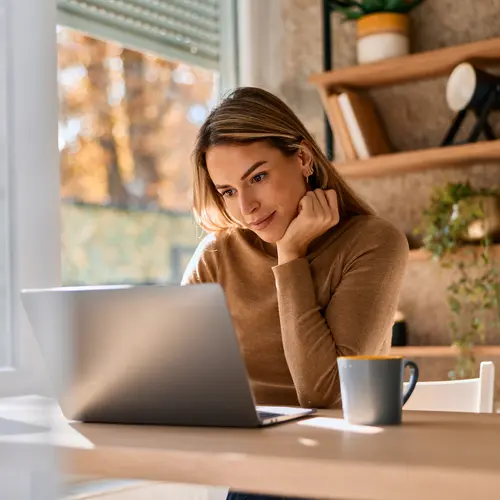 Une salarié consulte son espace personnel en prévision de sa retraite.