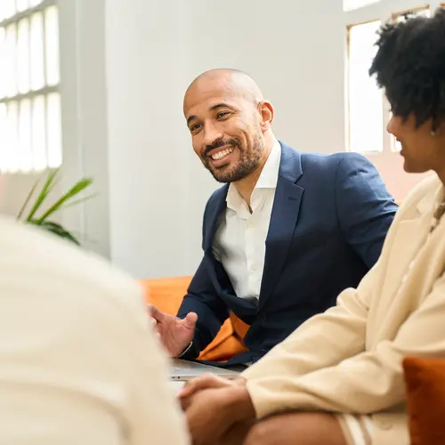 Réunion dans les bureaux d'Amundi avec des experts en gestion d'actifs.