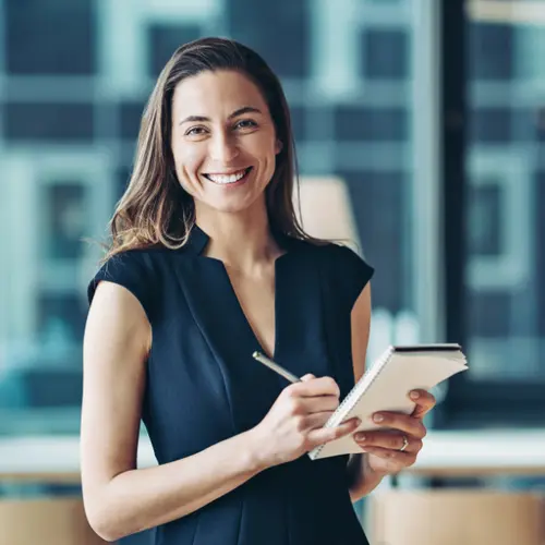 Femme, gestionnaire d'actifs, prend des notes dans les bureaux d'Amundi, lumière moderne.