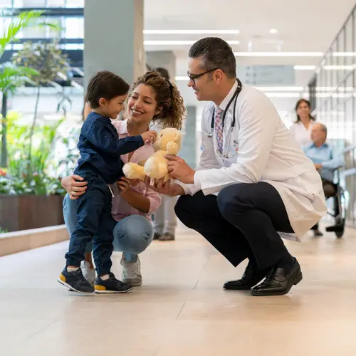 Une mère, son fils et un docteur dans un hopital.