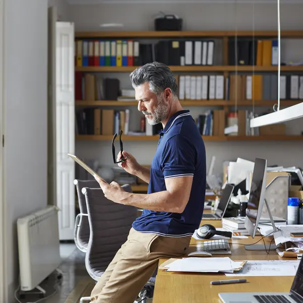 Un gestionnaire d'actifs examinant des documents dans les bureaux d'Amundi.