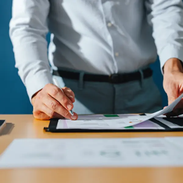 Un gestionnaire d'actifs consulte des documents financiers dans les bureaux d'Amundi.