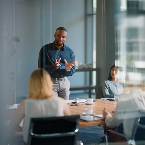 Un expert financier anime une réunion dans les bureaux d'Amundi.