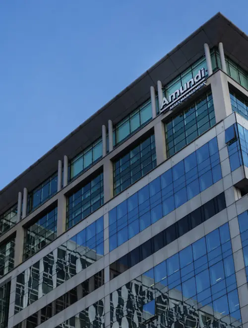 Bâtiment moderne aux bureaux d'Amundi, reflétant des services financiers et d'investissement.