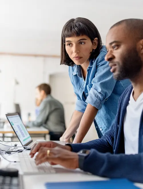Deux experts financiers collaborant sur un projet dans les bureaux d'Amundi.