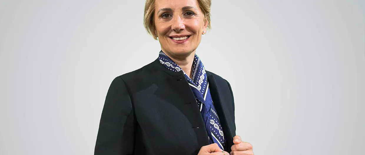 Foto ritratto di donna su sfondo grigio