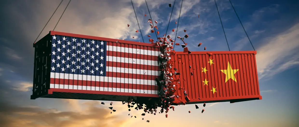 Zusammenstoß zwischen zwei Containern, die mit den Flaggen der USA und China gebranded sind