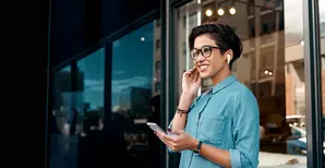 Frau telefoniert mit Mobiltelefon