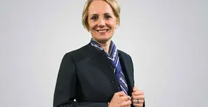 Foto ritratto di donna su sfondo grigio