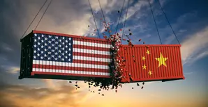 Zusammenstoß zwischen zwei Containern, die mit den Flaggen der USA und China gebranded sind