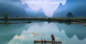 Fischer auf einem Floß beim Fischen in einem Fluss in Nordvietnam