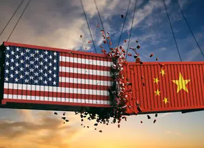 Zusammenstoß zwischen zwei Containern, die mit den Flaggen der USA und China gebranded sind