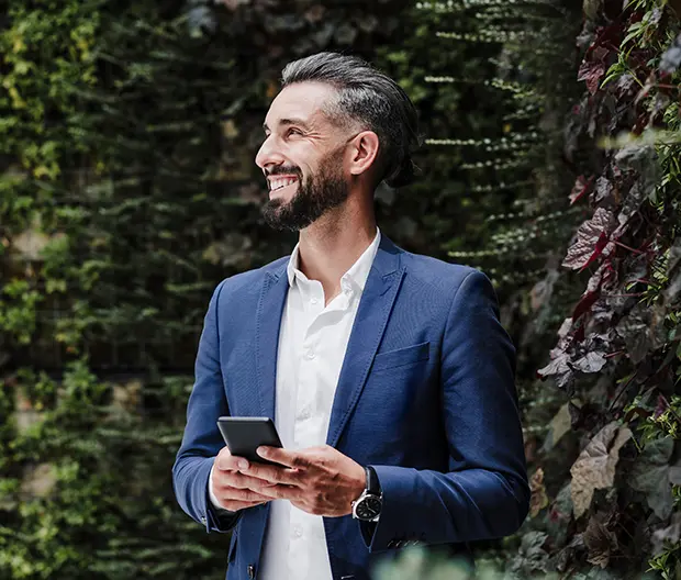 lächelnder Mann mit Telefon