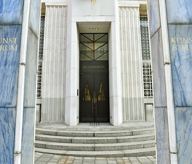 Eingang Kunstforum Wien