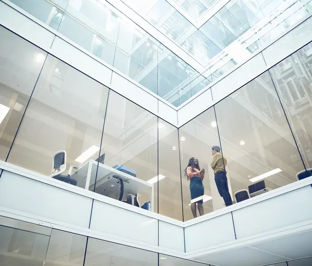Modernes Bürogebäude mit Glaswänden