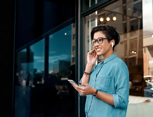 Frau telefoniert mit Mobiltelefon