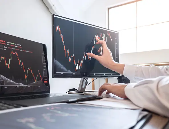 Person betrachtet Daten auf Monitor 