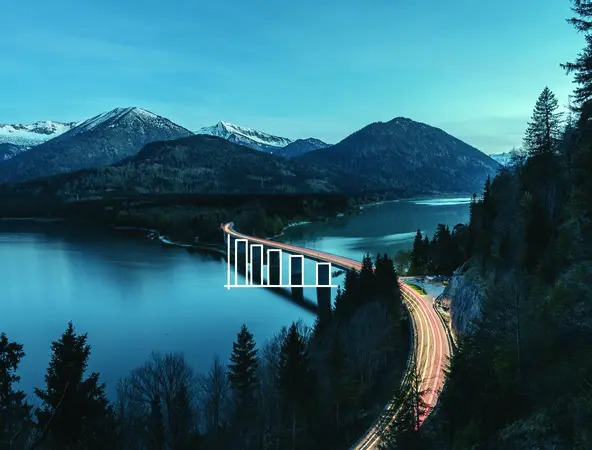 Straße über See und bergige Landschaft 
