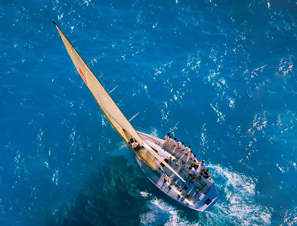 barca a vela veleggia su mare aperto