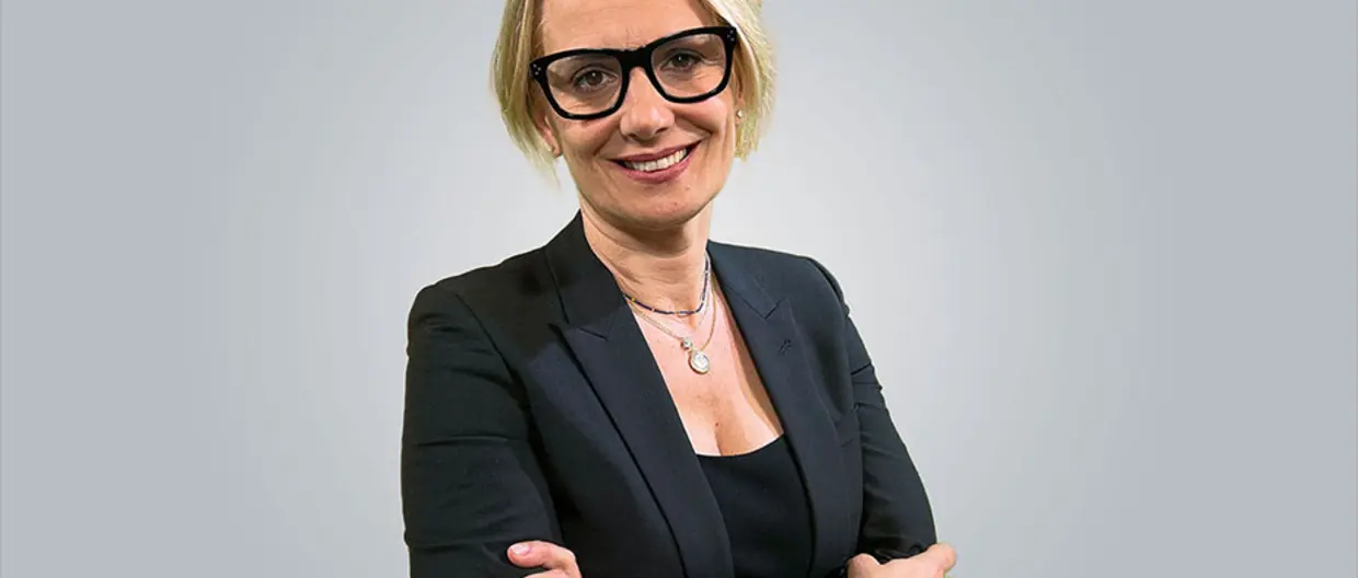 monica su sfondo grigio con posa informale