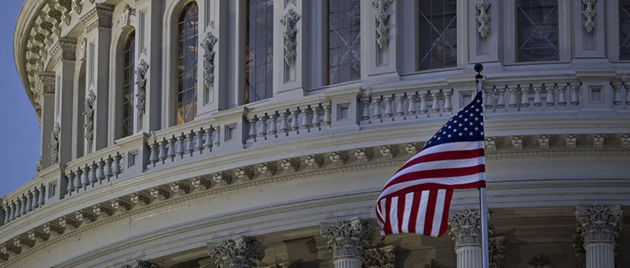 La bandiera americana sventola fuori dal Campidoglio degli U.S.A. prima dell'alba