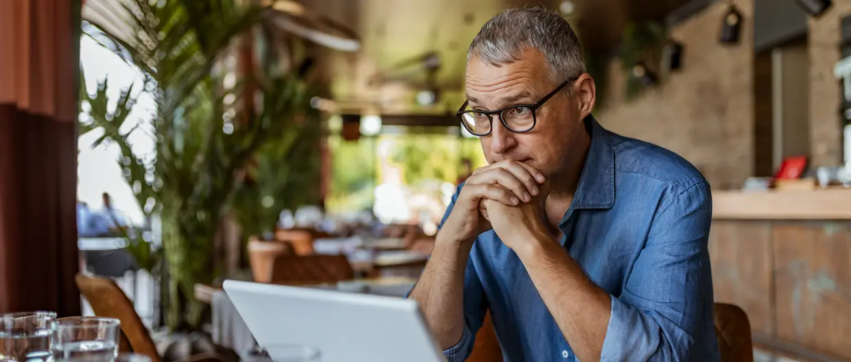 uomo pensieroso davanti al computer