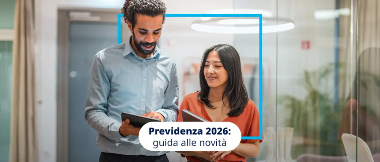 colleghi in ufficio che controllano dei dati su un tablet con riquadro blu e titolo serie vide "Previdenza 2026: guida alle novità"