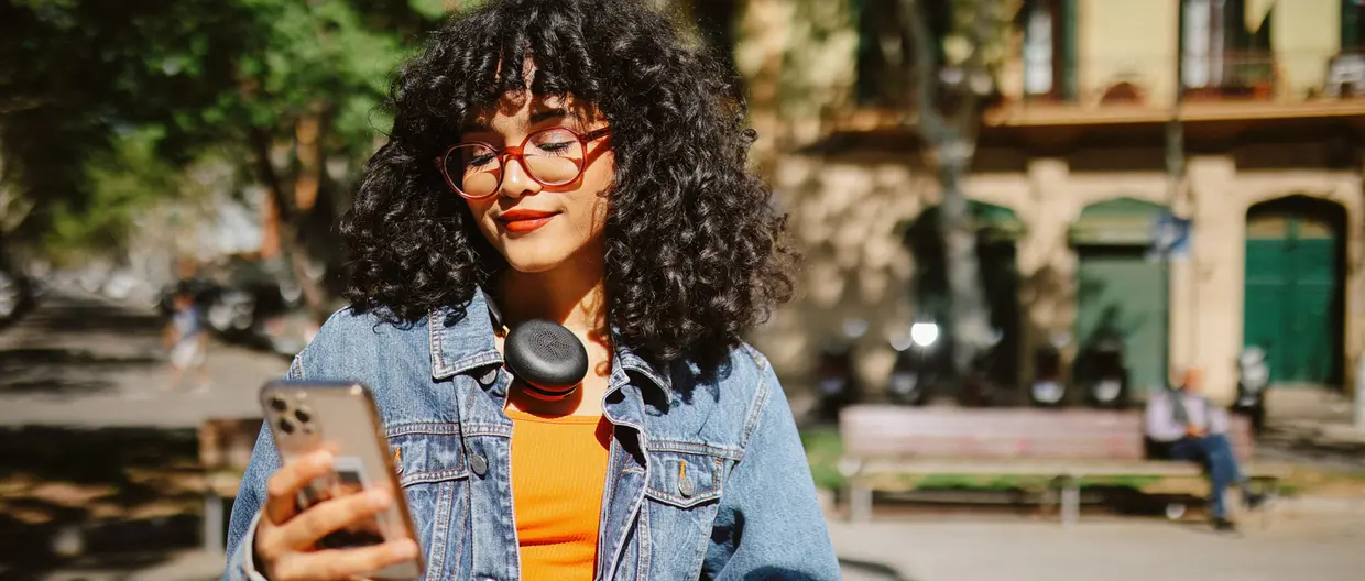ragazza giovane che guarda il telefono