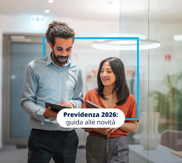 colleghi in ufficio che controllano dei dati su un tablet con riquadro blu e titolo serie vide "Previdenza 2026: guida alle novità"